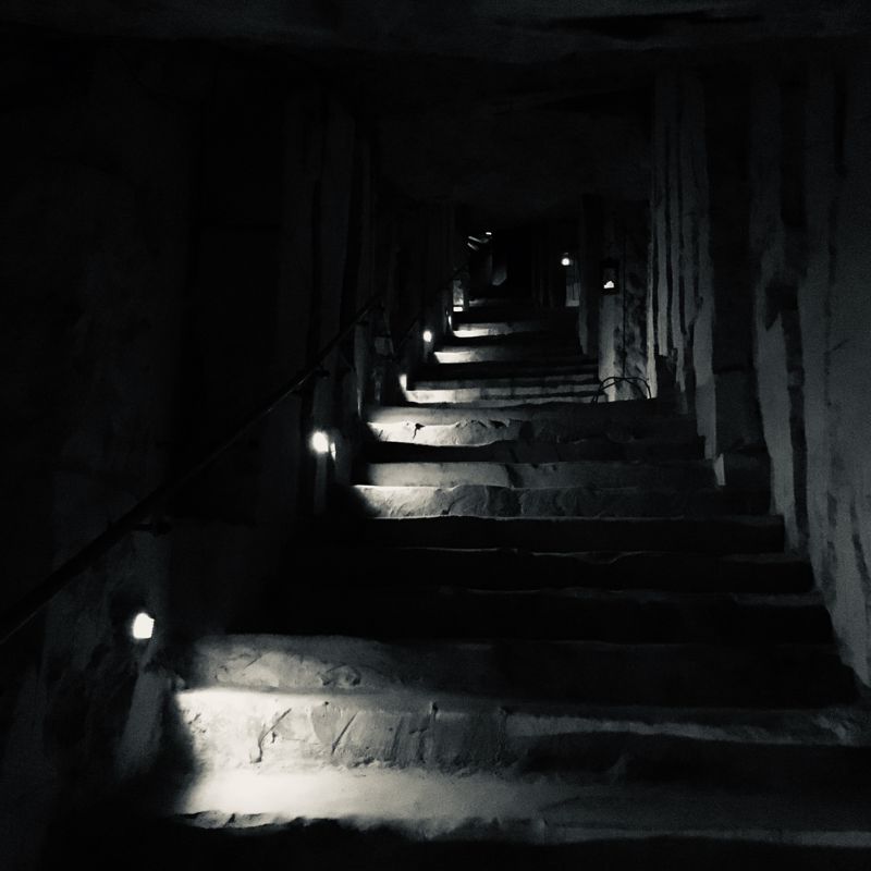 Donkere trappen omhoog in een grot