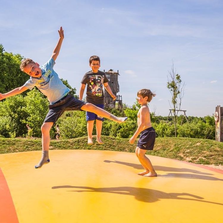 Kinderen spelen op springkussen bij Avonturenpark Valdeludo