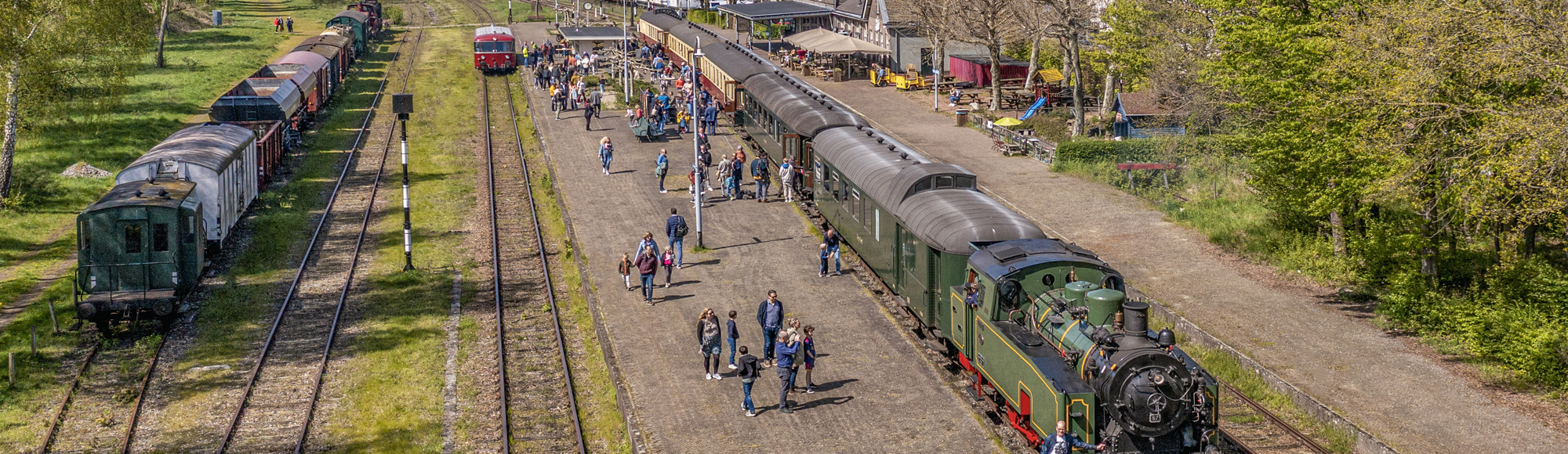 Oude stoomtrein op het station in Simpelveld met bezoekers op het perron.