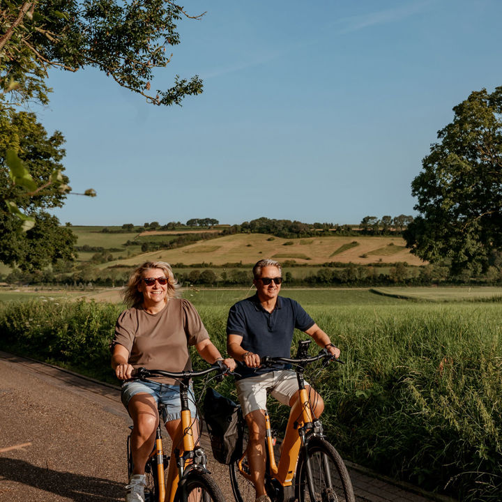 Man en vrouw aan het fietsen in het Heuvelland
