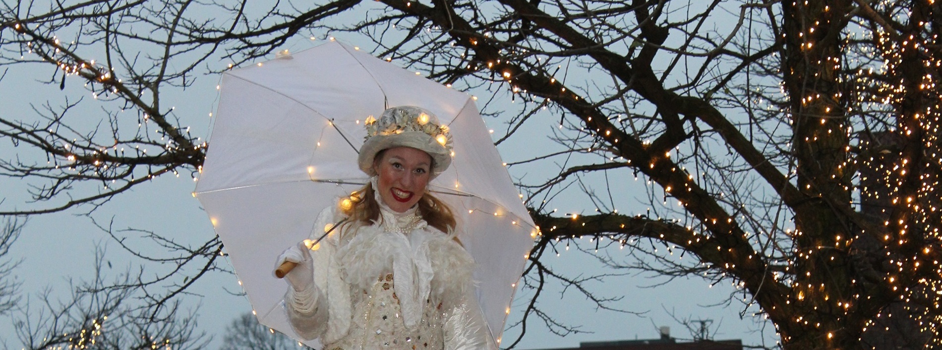 Straattheater in de Sittardse Kerststraatjes 'Princess on the Ball'